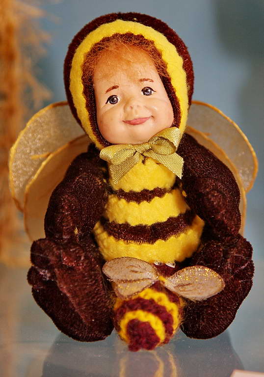 Миниатюрная кукла Ольги Павлычевой "Пчелка" пластика, текстиль.