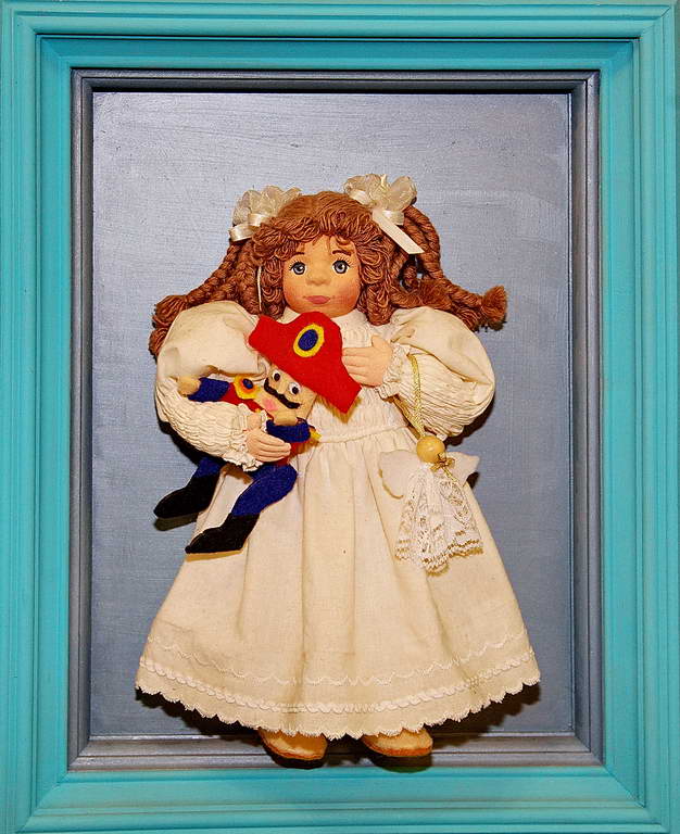 Настенное панно девочка с куклой автор Ольга Павлычева